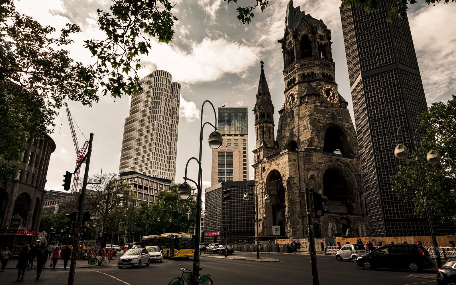 Kaiser-Wilhelm-Gedächtniskirche am Breitscheidplatz zwischen Hochhäusern