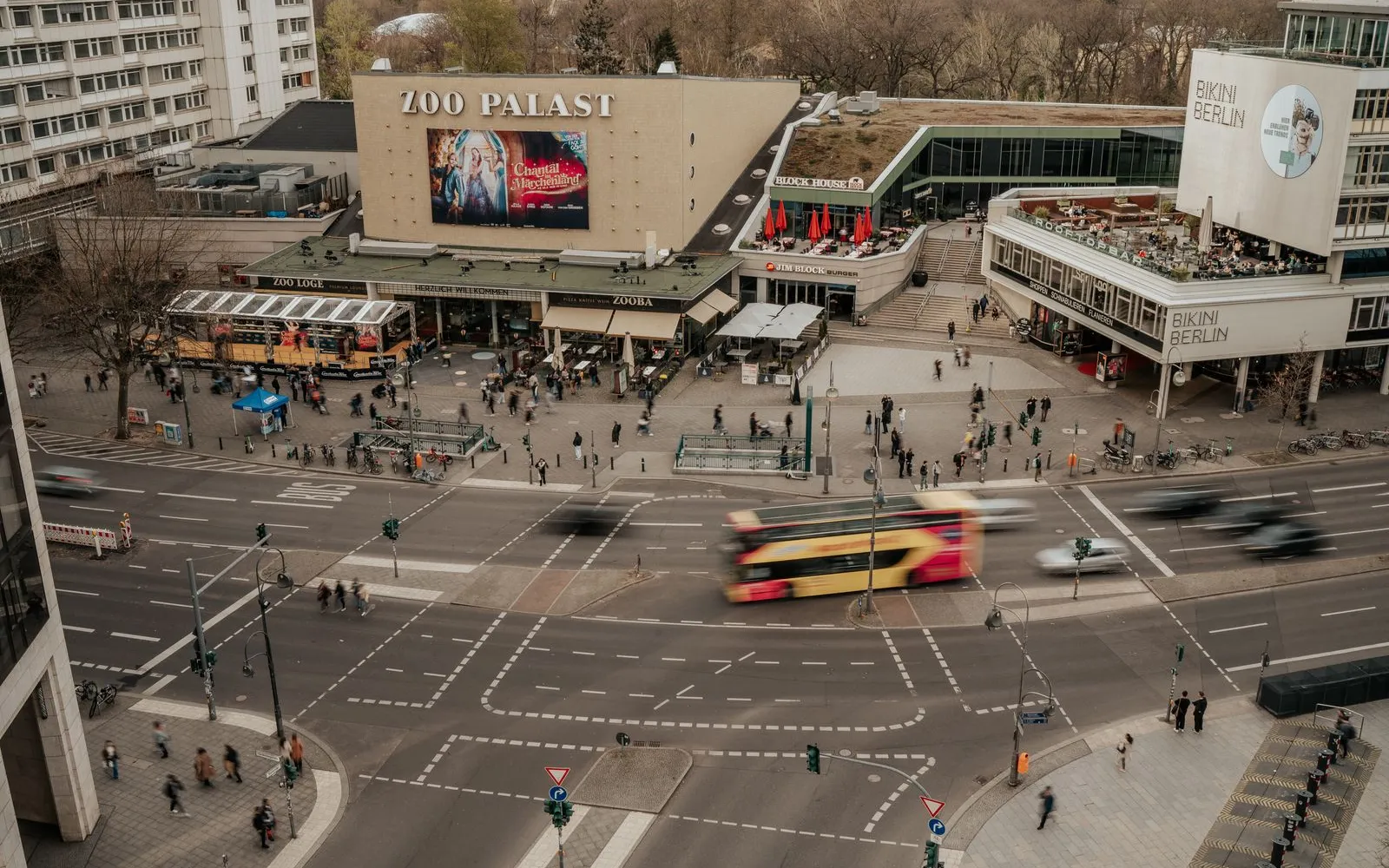 Kreuzung am Hardenbergplatz mit Zoo Palast und Bikini Berlin von oben