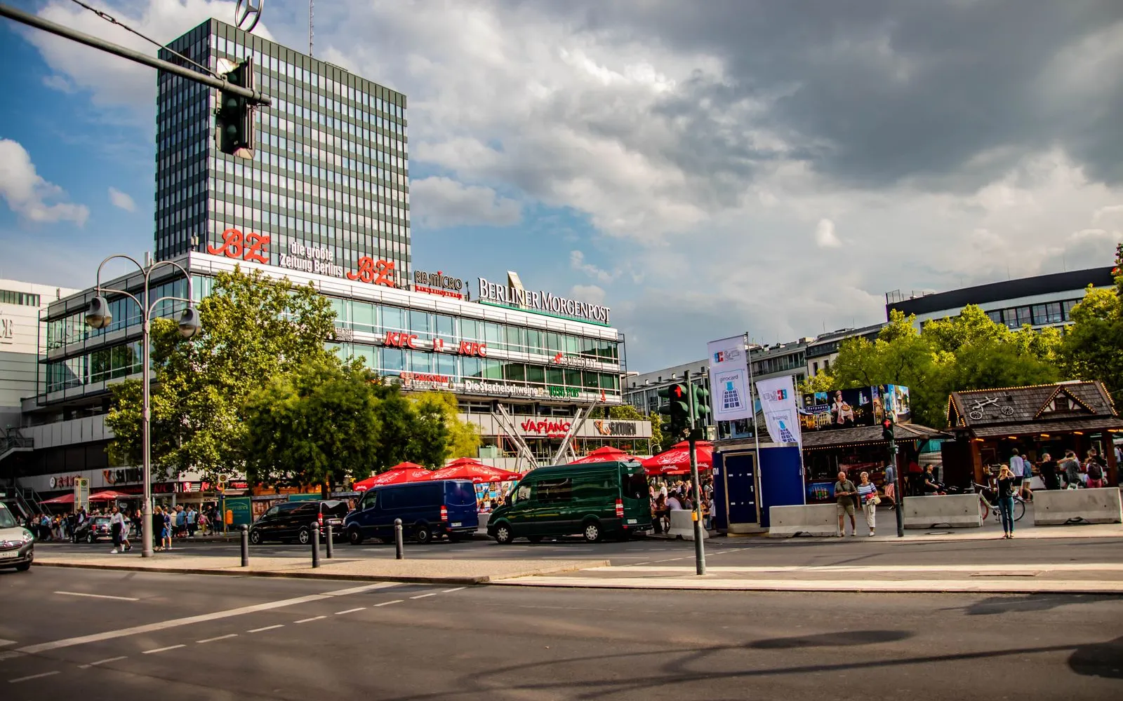 Straßenszene am Europa-Center mit Verkehr und Passanten