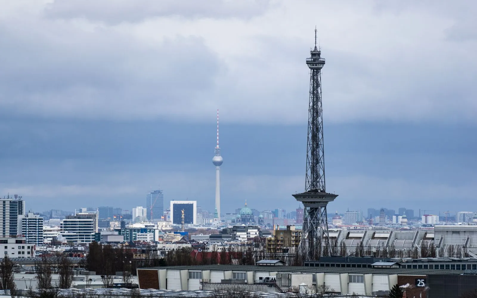 Funkturm und Messehallen vor der Berliner Skyline