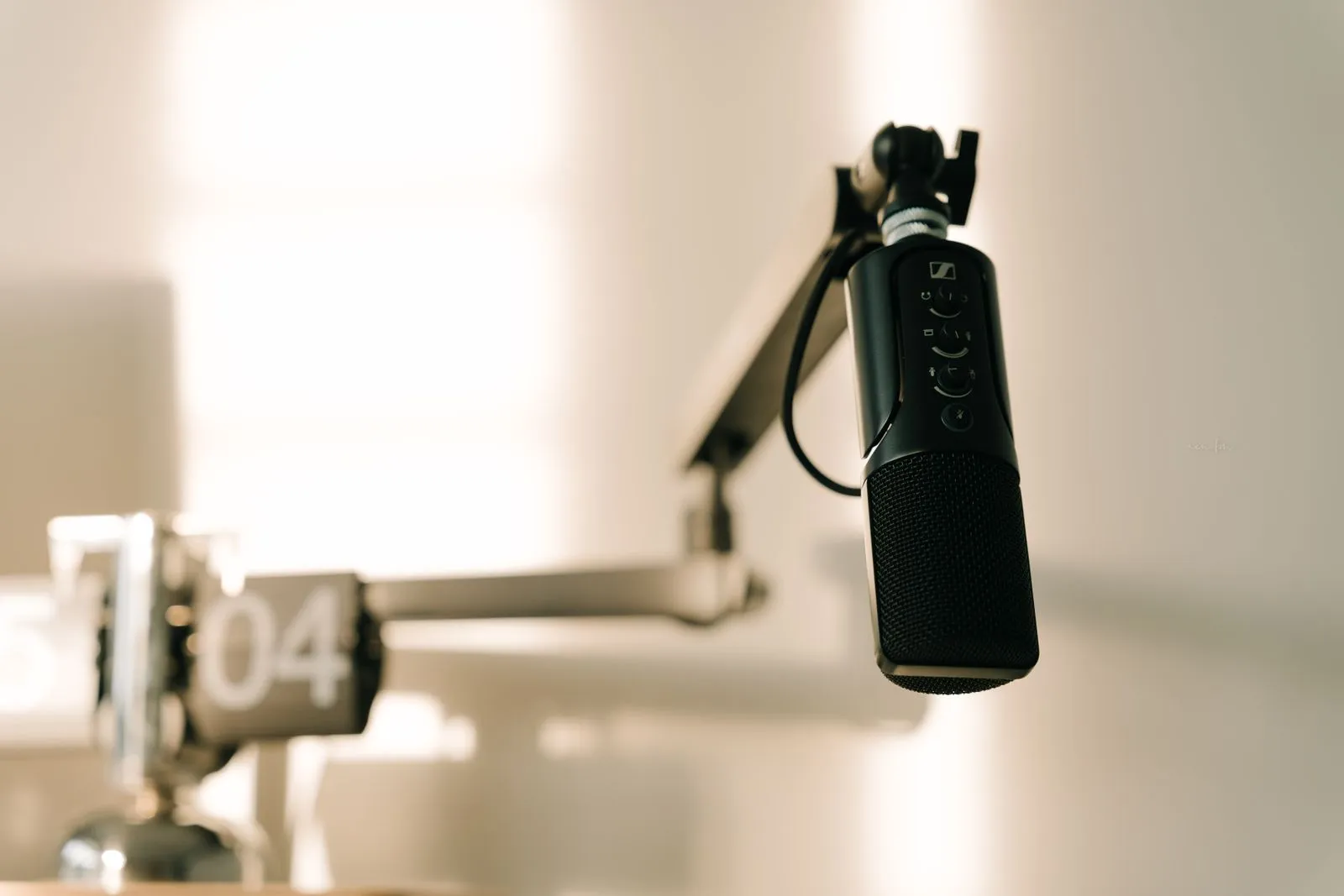 Mikrofon und Kopfhörer in einem Podcast-Studio