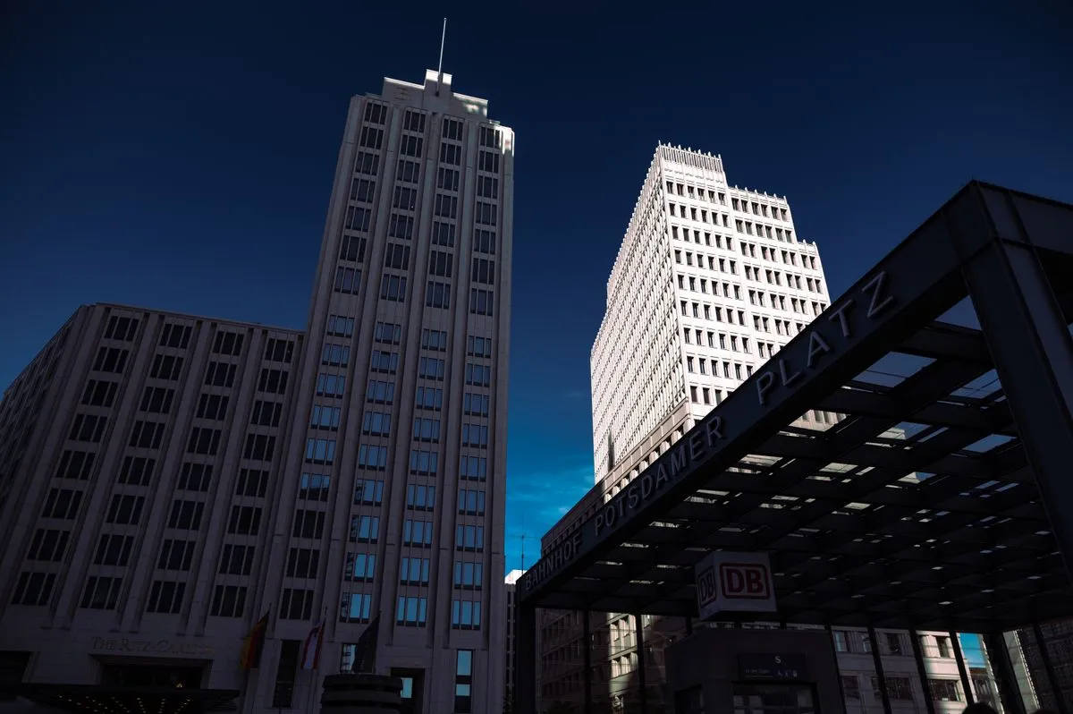 Hochhäuser am Potsdamer Platz in Berlin vor blauem Himmel